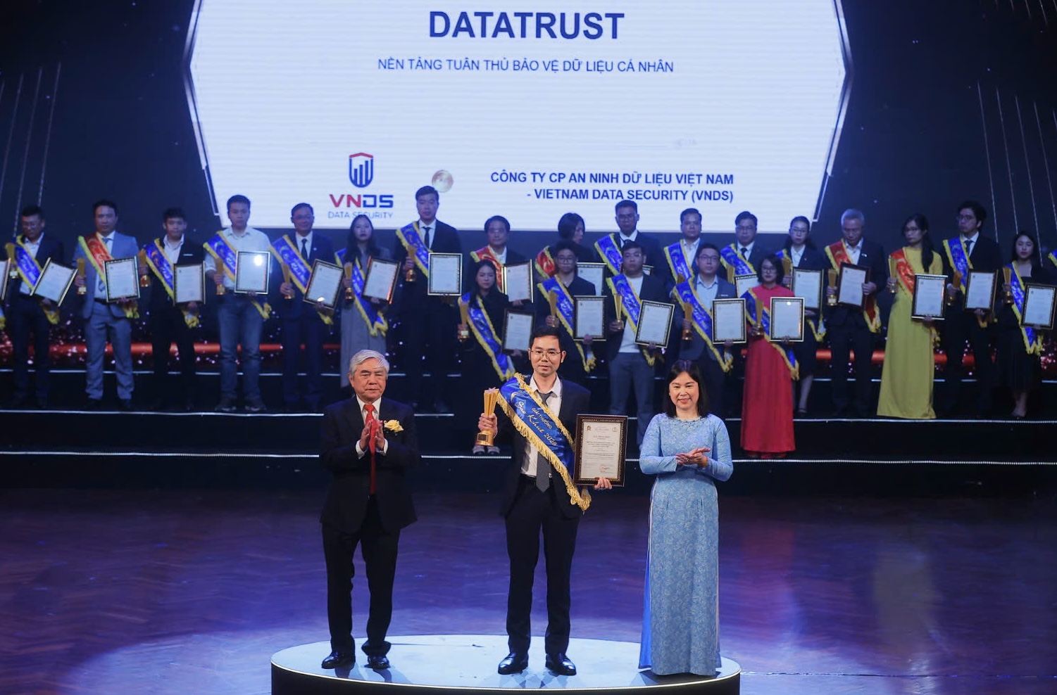 Nền tảng DataTrust được vinh danh tại Sao Khuê 2025